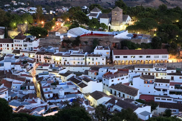 Biały andaluzyjskiej miejscowości mijas pueblo o zmierzchu. Costa del sol, Hiszpania — Zdjęcie stockowe
