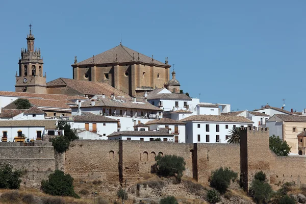 Kathedraal en stad muur in ronda, Andalusië — Stockfoto
