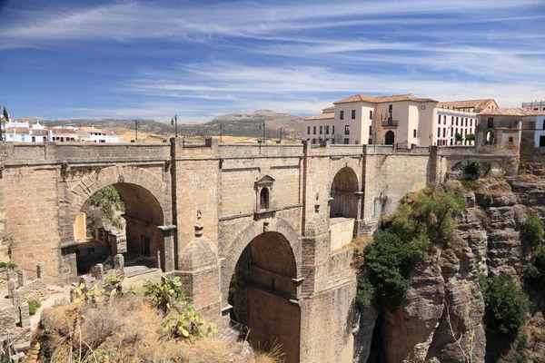 Berühmte brücke puente nuevo in ronda, andalusien spanien — Stockfoto