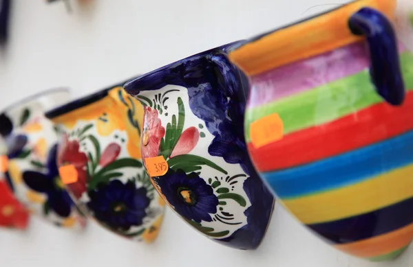 Farverig keramik til salg i Andalusiske landsby Mijas, Spanien - Stock-foto