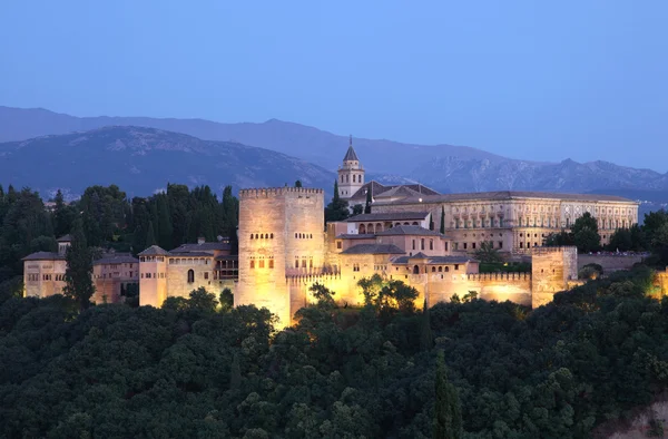 アルハンブラ宮殿は、夕暮れ時に点灯します。グラナダ、アンダルシア スペイン — ストック写真