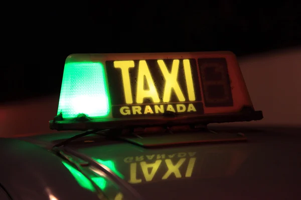 Taxi teken's nacht verlicht in granada, Spanje — Stockfoto