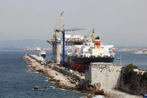 Oljeplattform och ett tankfartyg fartyget i bryggan på gibraltar — Stockfoto