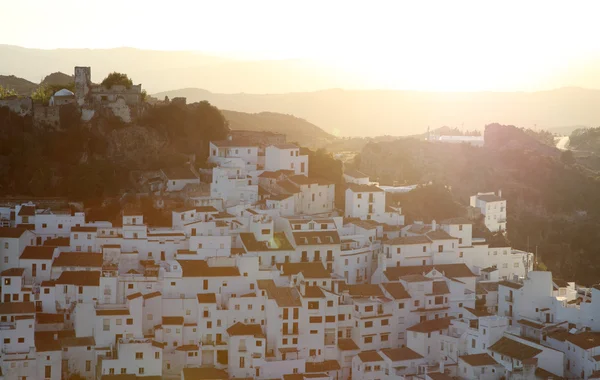 Dorp casares bij zonsondergang. Costa del sol, Andalusië — Stockfoto