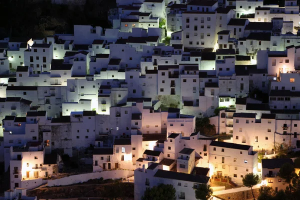 Beskåda av den vita byn casares på natten. Andalusien Spanien — Stockfoto