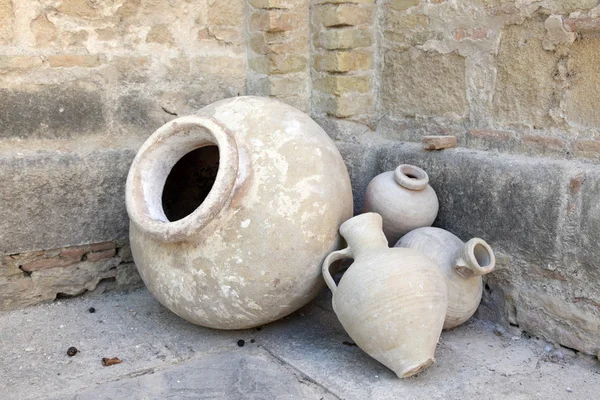 Gammal terrakotta amphoras i en kloster gård — Stockfoto