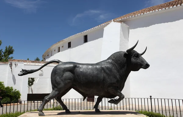 Estatua de un toro fuera de la plaza de toros en Ronda, Andalucía España — Foto de Stock
