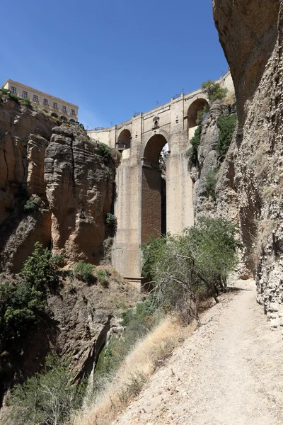 Beroemde brug puente nuevo in ronda, Andalusië — Stockfoto