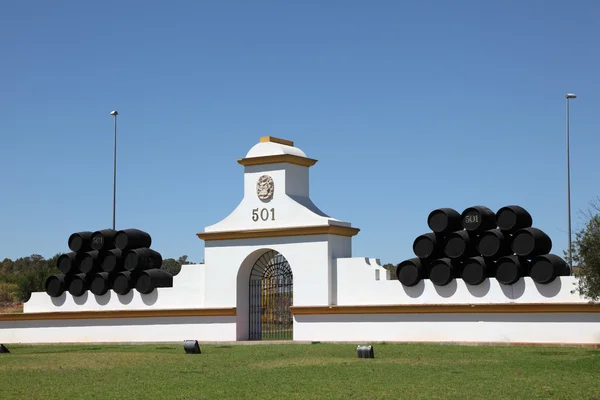 501 雪利酒广告在一个回旋处的 el 波多黎各圣玛丽亚，安达卢西亚西班牙 — 图库照片
