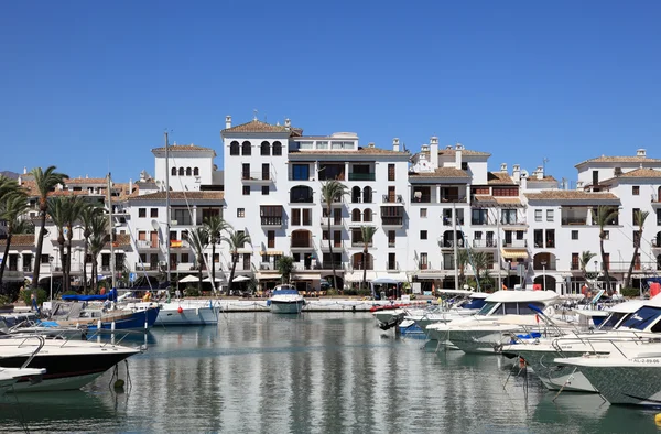 Yates de lujo en puerto La Duquesa. Costa del Sol, Andalucía España — Foto de Stock