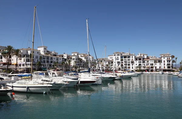 Lyxbåtar i hamnen la duquesa. Costa del sol, Andalusien Spanien — Stockfoto