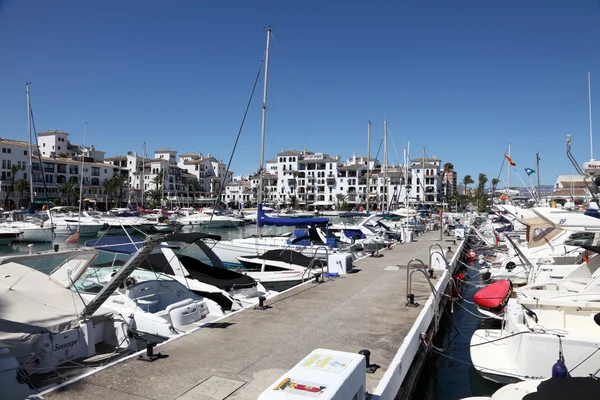 Yacht di lusso in porto La Duquesa. Costa del Sol, Andalusia Spagna — Foto Stock