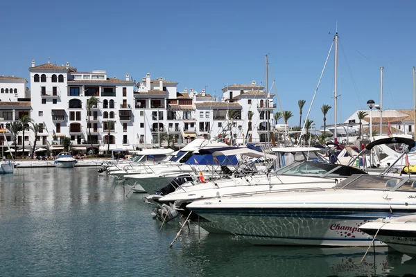 Yates de lujo en puerto La Duquesa. Costa del Sol, Andalucía España —  Fotos de Stock