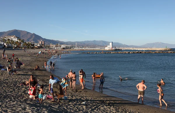 海滩的 la duquesa，costa del sol，安达卢西亚西班牙 — 图库照片