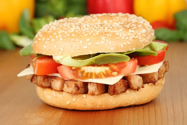 Closeup of a bagel with grilled chicken meat — Stock Photo, Image