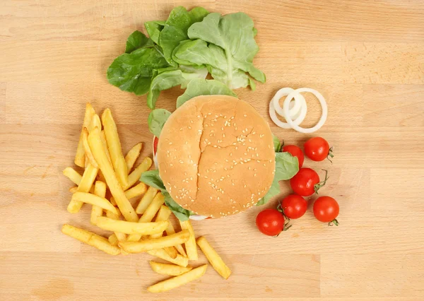 Hambúrguer de queijo fresco com batatas fritas, salada e tomate — Fotografia de Stock