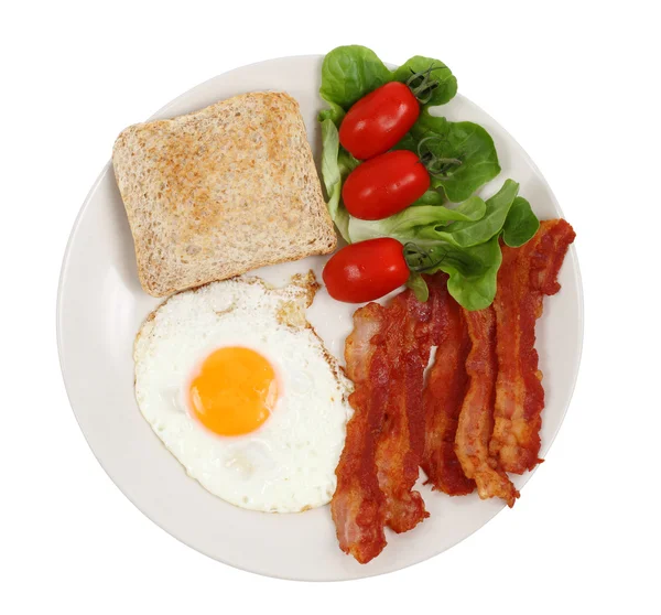 Snídaňový talíř s vajíčkem, slaninou, toast a rajčaty — Stock fotografie