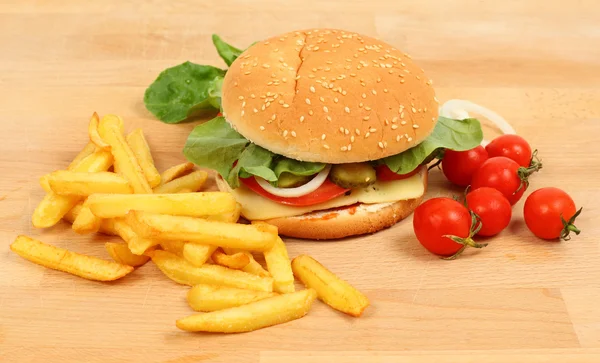 Burger au fromage frais avec frites, salade et tomates — Photo