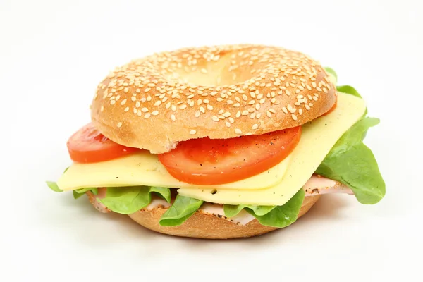 Свежий бутерброд с бубликом на белом фоне — стоковое фото