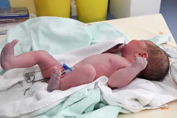 Pasgeboren baby op tafel in ziekenhuis — Stockfoto