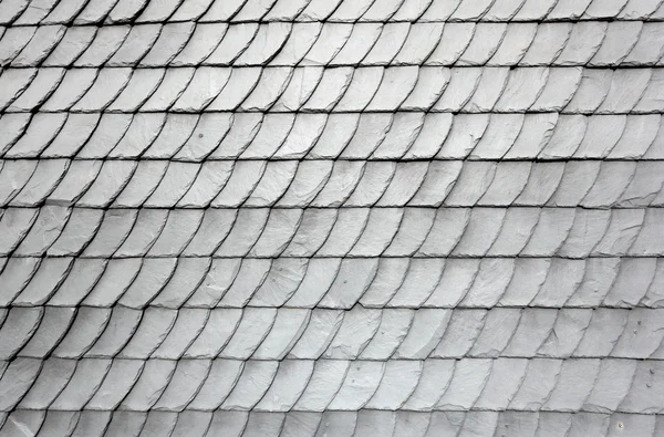Tuiles de toit en schiste gris d'une vieille maison — Photo
