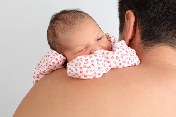 Baby girl on fathers shoulder — Stock Photo, Image