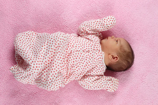 Cute newborn baby girl on pink blanket — Stock Photo, Image