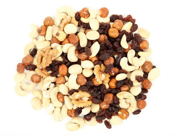 Смешанные орехи с грецким орехом, кешью, фундуком и изюмом — стоковое фото