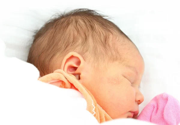Porträtt av en nyfödd baby flicka sover — Stockfoto