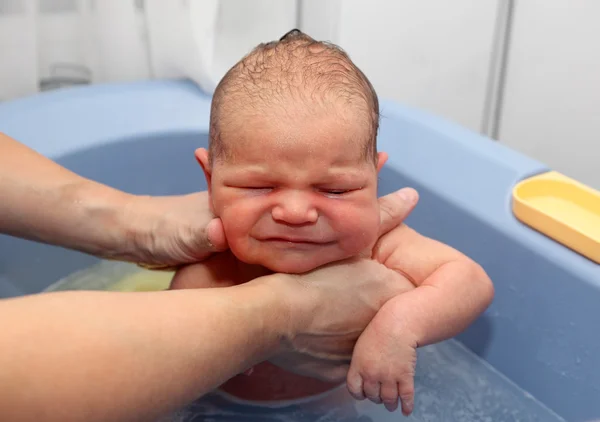Pasgeboren babybad door moeder — Stockfoto