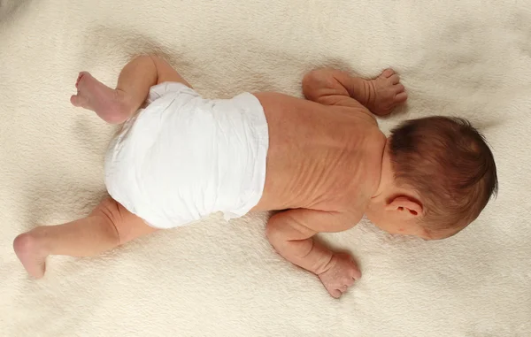 Mignon nouveau-né bébé fille sur couverture blanche — Photo