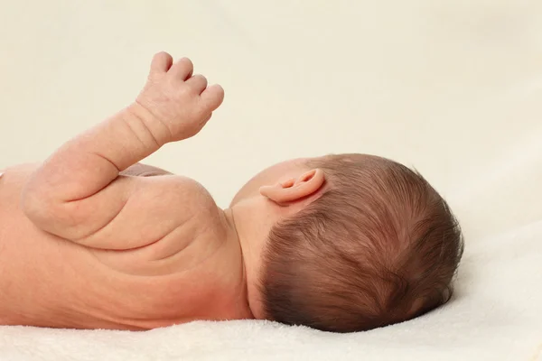 Bébé fille nouveau-né sur couverture blanche — Photo
