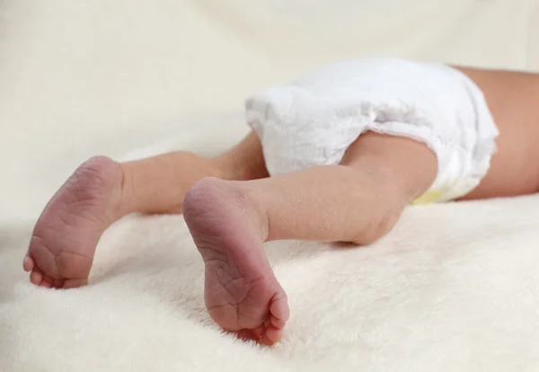 Yenidoğan bebek bezi giyiyor — Stok fotoğraf