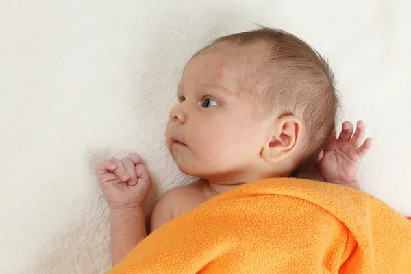 Porträtt av nyfödd flicka — Stockfoto