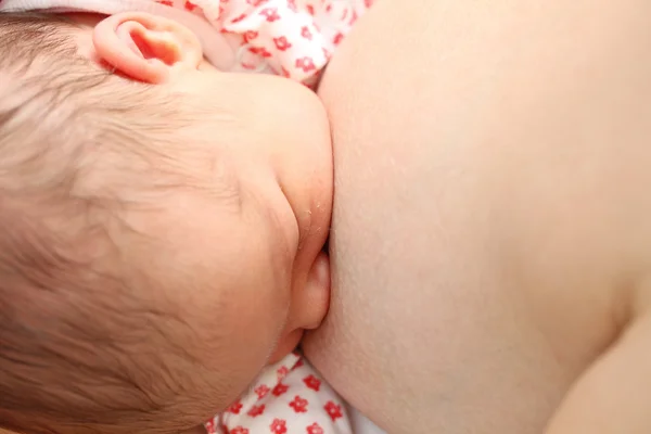Kız onun yeni doğan bebek emzirme anne — Stok fotoğraf