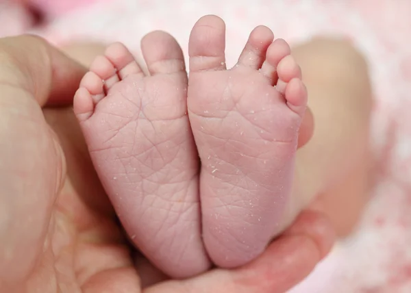 生まれたばかりの赤ん坊の足が — ストック写真