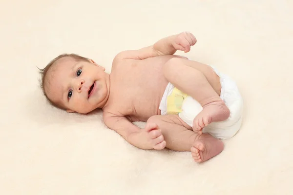 Roztomilý novorozená holčička na měkké přikrývky — Stock fotografie