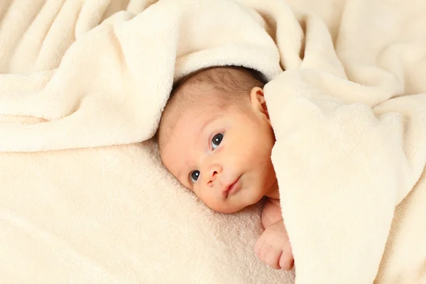 Yumuşak bir battaniyeye yalan şirin bebek kız — Stok fotoğraf