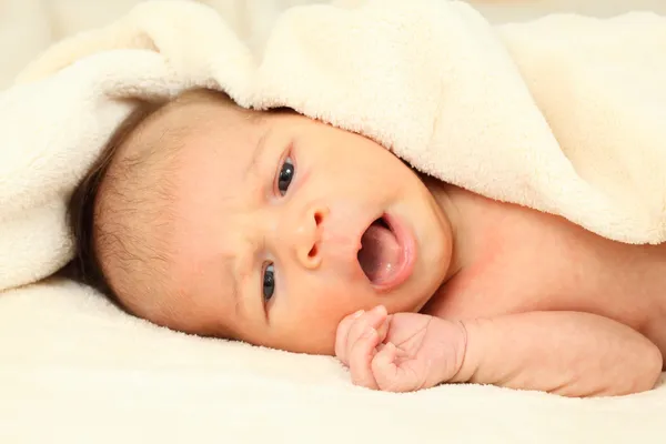 Söt liten baby flicka gäspningar — Stockfoto