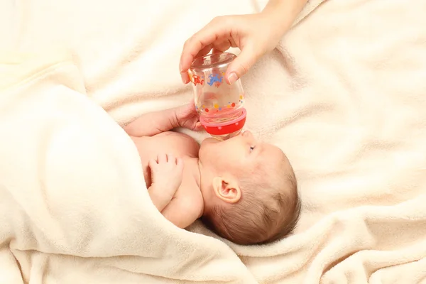 Mother bottle-feed her little baby — Stock Photo, Image