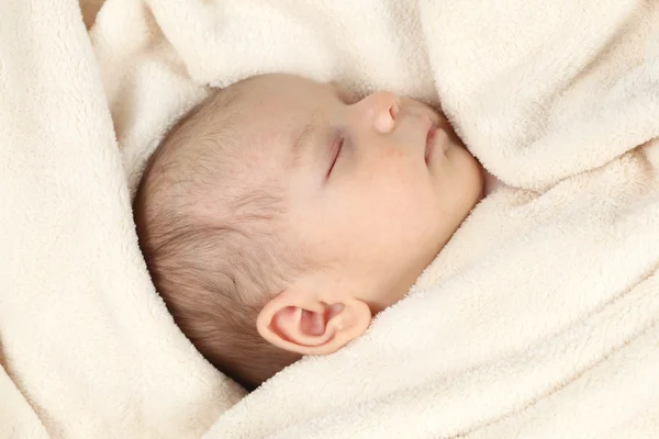 Söt baby flicka sova i sängen — Stockfoto