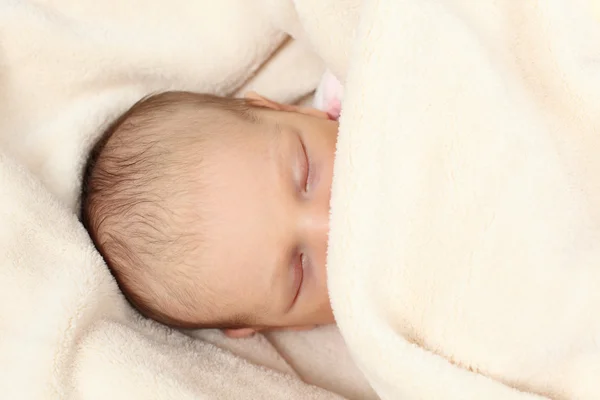 Bebé recién nacido durmiendo en una manta suave — Foto de Stock