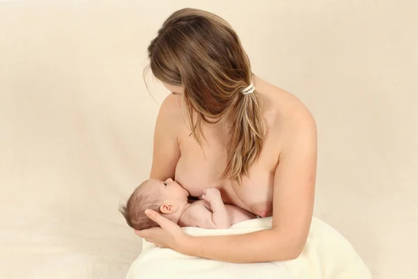 Мать кормит грудью новорожденного ребенка — стоковое фото