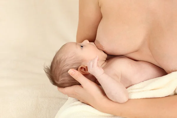 갓난아기에게 젖을 먹이는 어미 — 스톡 사진