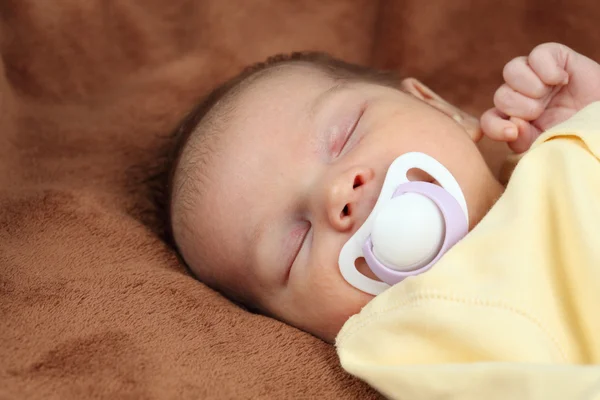 Bebé recién nacido durmiendo sobre una manta marrón suave —  Fotos de Stock