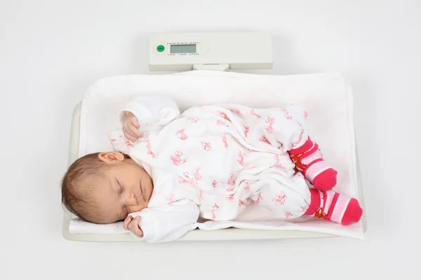 Bir ölçek üzerinde uyuyan bebek — Stok fotoğraf