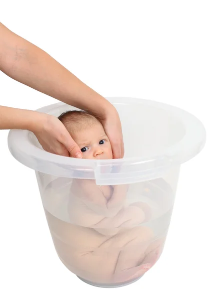Bebê tomando um banho em balde — Fotografia de Stock
