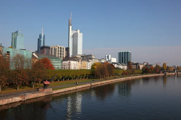 Staden frankfurt och den huvudsakliga floden, Tyskland — Stockfoto
