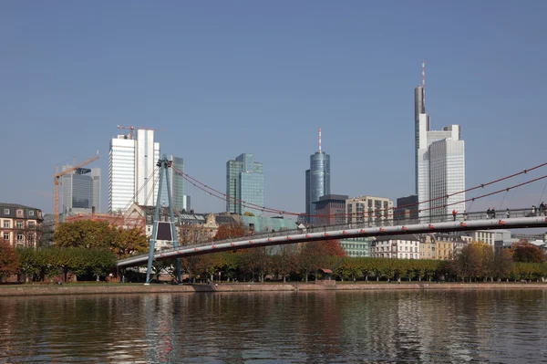 Ponte sobre o rio principal em Frankfurt, Alemanha — Fotografia de Stock