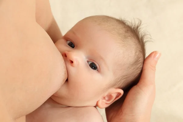 Moeder borstvoeding haar pasgeboren baby — Stockfoto
